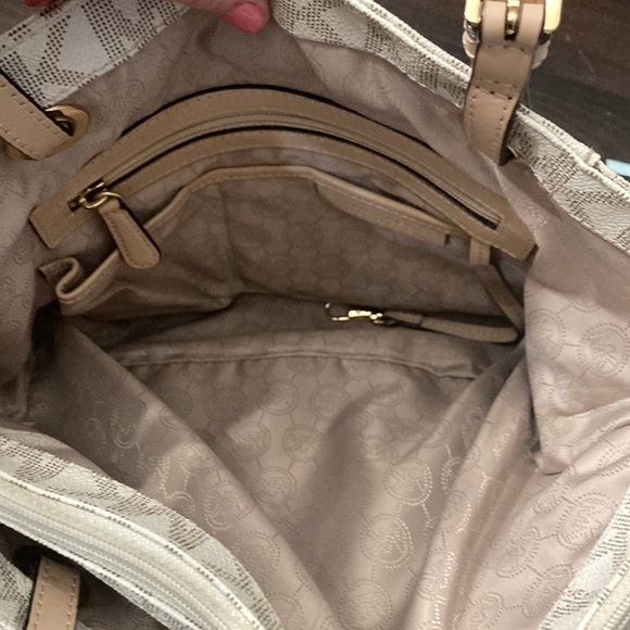 Nice Michael Kors purse - Picture 4 of 6